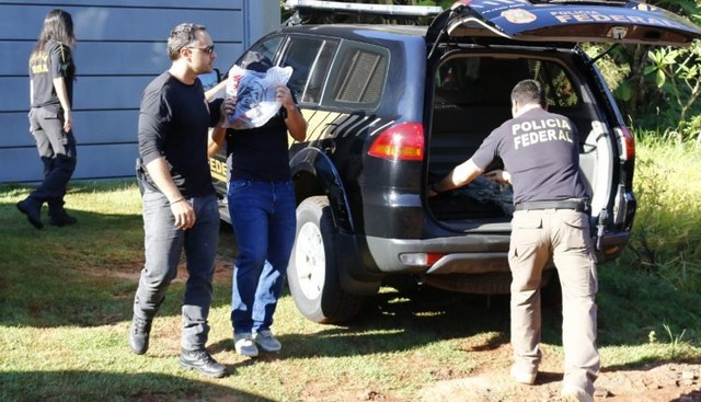 Polícia Federal faz buscas em casa e leva um preso durante operação em Campo Grande