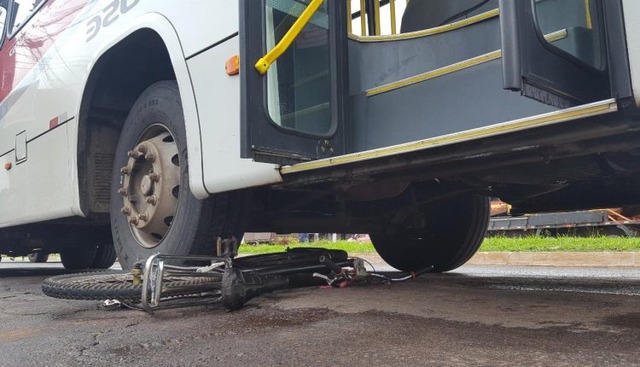 Garota de bicicleta é atropelada por ônibus ao desviar de poça d’água