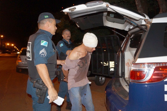 Homem que tentou matar ex-mulher a tiros e acertou mais três pessoas é condenado a 17 anos de prisão Homem foi agredido por pulpares até a chegada da Policia e precisou de atendimento médico ( Fotos arquivo Rio Brilhante em Tempo Real)