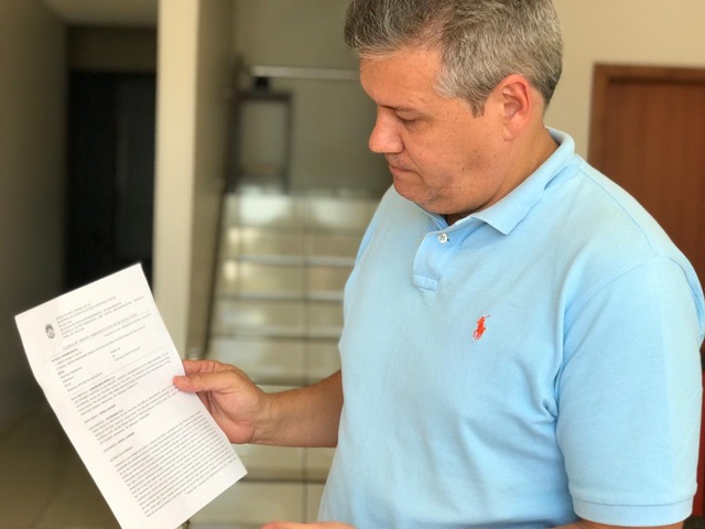 Em Bandeirantes Secretário Municipal chama vereador de vagabundo e vira caso de polícia Vereador Luiz Fernando segurando Boletim de Ocorrência em desfavor do Secretario Municipal de Obras.