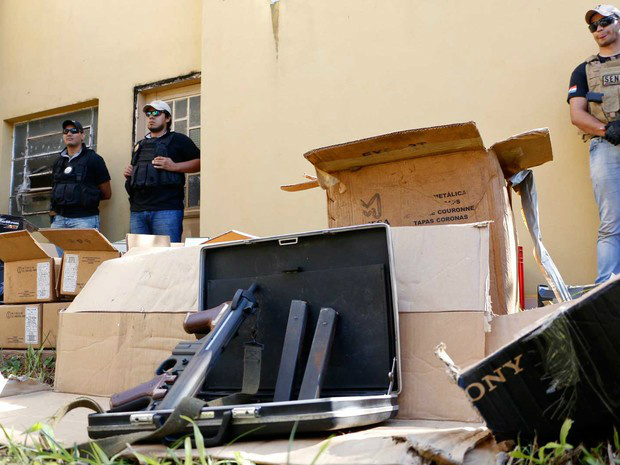 Preso armas pesadas destinadas ao Brasil Arsenal apreendido em uma operação em Assunção (Foto: Norberto Duarte / AFP Photo)