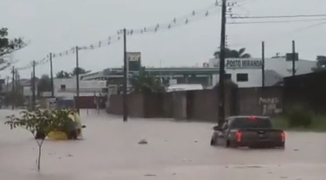 Em Campo Grande chuva forte começa a alagar ruas Em Campo Grande chuva forte começa a alagar ruas