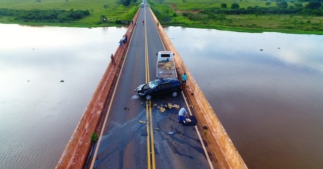 Traficante se assusta ao ver viatura, capota carro, foge nadando em rio Motorista deixou droga espalhada na pista em MS — Foto: Tiago Apolinário/Arquivo Pessoal