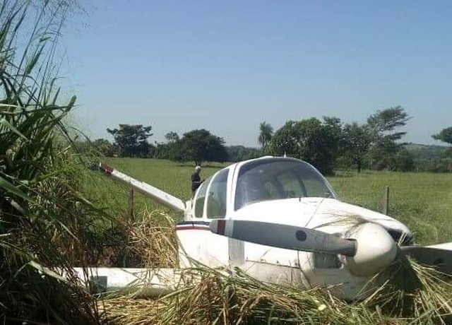 Avião faz pouso de emergência em rodovia de MS Avião faz pouso de emergência em rodovia de MS