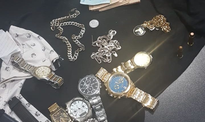 Quadrilha leva R$ 35 mil de joalheria em Nova Alvorada do Sul e acaba presa em Campo Grande Quadrilha leva R$ 35 mil de joalheria em Nova Alvorada do Sul e acaba presa em Campo Grande