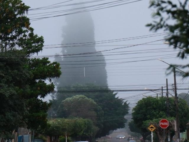 Frente fria derruba temperaturas e dia começa com neblina cobrindo cidade Frente fria derruba temperaturas e dia começa com neblina cobrindo cidade