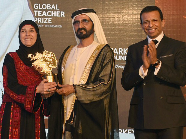 Hanan recebe o prêmio das mãos do primeiro ministro dos Emirados Árabes e do representante de Dubai (Foto: Stringer/ Sheikh/ AFP)
