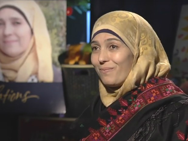 A paquistanesa Hanan Al Hroub ensina a não-violência por meio dos jogos (Foto: Reprodução Global Teacher Prize/ Youtube)
