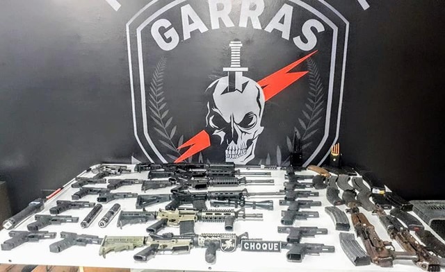 Polícias apreendem fuzis e outras armas em bairro nobre de Campo Grande Armas apreendidas em Campo Grande — Foto: Polícia Militar/Divulgação
