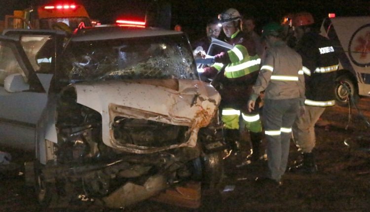 Motorista de caminhonete fica preso nas ferragens em acidente com carreta na BR-163 Foto: Olimar Gamarra