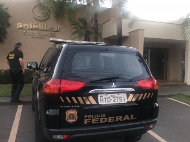 Polícia Federal faz buscas em 21 locais contra fraude no transporte escolar Viatura da PF em frente a um dos locais onde mandado de busca está sendo cumprido; escritório de contabilidade fica na rua Rua Dr. Munir Thomé, no centro de Três Lagoas (Foto: PF/Divulgação)