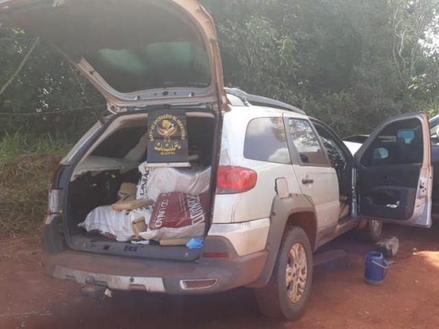 Em Nova Alvorada do Sul, motorista do tráfico causa acidente e abandona carro com maconha Palio Adventure foi abandonada com maconha em estrada vicinal (Foto: Divulgação)