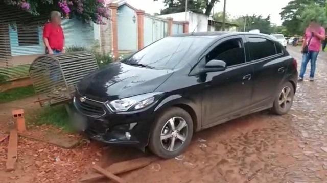 Brasileiro é executado a tiros no Paraguai O carro preto onde estava Rômulo Moraes, natural do Rio de Janeiro, atingido por 7 disparos em Pedro Juan, no Paraguai. A vítima morreu no local. — Foto: Léo Veras/Divulgação