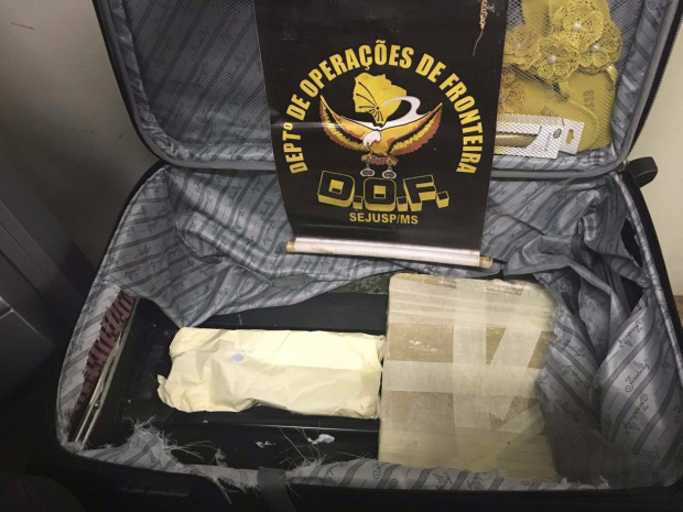 DOF apreende cocaína na BR 463. Em um fundo falso dois sacos contendo cocaína, totalizando 2,9 quilos da droga