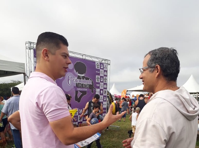 Otávio Trad prestigia Cãominhada e conversa com tutores de cães e gatos quanto à posse responsável