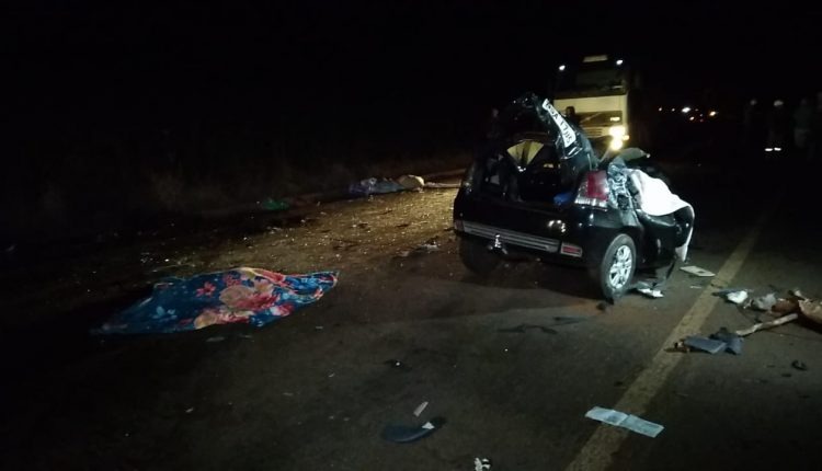 Duas universitárias morrem em acidente entre carro e van de prefeitura Foto: Adilson Domingos