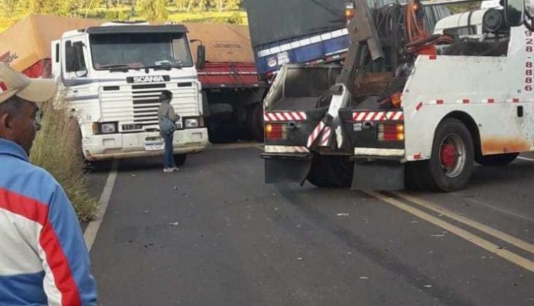 Caminhão colide na traseira de ônibus em rodovia de MS e mata passageira Foto: Cassilândia Urgente