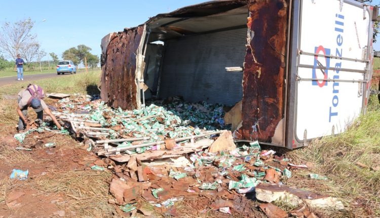 Empresa ‘doa’ carga de leite após caminhão carregado tombar na BR-262