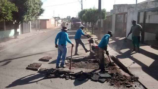 Prefeitura atende pedido de Otávio Trad e executa operação tapa-buraco e cascalhamento de vias