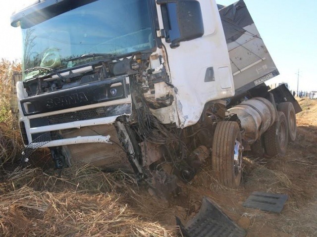 Duas pessoas morrem em acidente entre carro e carreta na MS-306 Carreta também saiu da pista como impacto (Foto: Norbertino Angeli/Jovem Sul News)