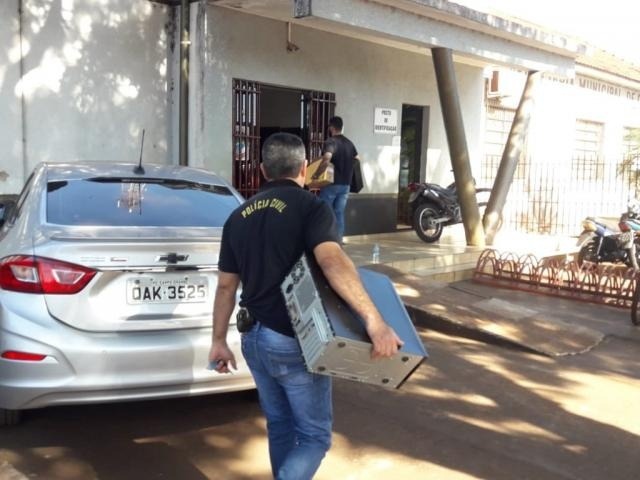 Em Rio Brilhante operação prendeu gerente de compras da prefeitura e três empresários Policiais chegam à delegacia de Rio Brilhante com computadores e documentos apreendidos em operação (Foto: Olimar Gamarra)
