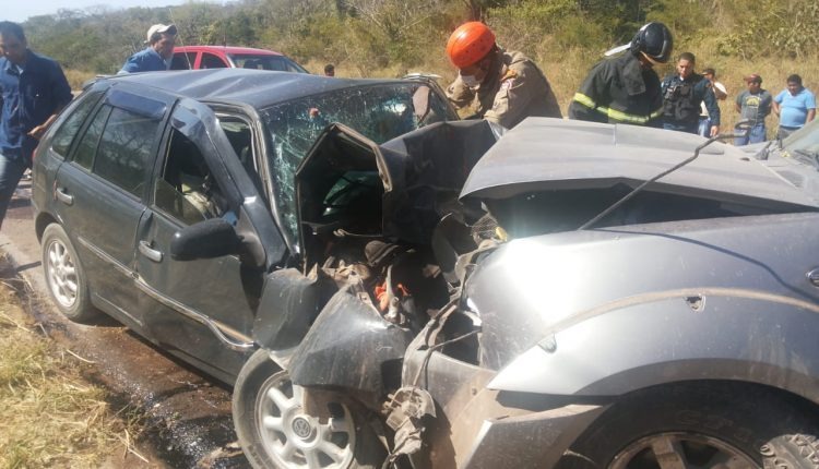 Motorista ultrapassa caminhão e bate de frente com Gol na BR-262 Motorista ultrapassa caminhão e bate de frente com Gol na BR-262