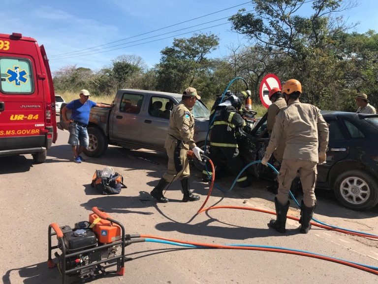Motorista ultrapassa caminhão e bate de frente com Gol na BR-262 Motorista ultrapassa caminhão e bate de frente com Gol na BR-262