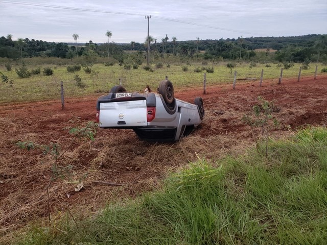 Corpo de Bombeiros é acionado e leva condutor para Santa Casa após capotagem de carro na MS-080 Carro sofreu capotagem em rodovia de MS — Foto: Fabiano Arruda/TV Morena