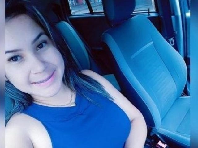 Mulher morre em acidente com três veículos e outra fica gravemente ferida Jovem foi morta após ser atingida por dois veículos (Foto: reprodução Ponta Porã Informa)