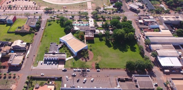 Empresários de Nova Alvorada do Sul, pedem providencias à Câmara Municipal, sobre doação de área central e estacionamento Vista Aérea do quadrilátero onde esta localizado a Câmara Municipal de Vereadores e a Prefeitura Municipal de Nova Alvorada do Sul. foto: Correio do MS