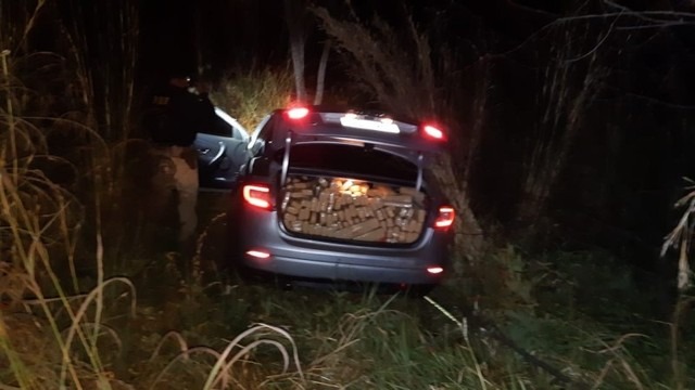 Motorista foge e abandona carro com 813 kg de maconha em rodovia de MS Carro apreendido com maconha em MS — Foto: PRF/Divulgação