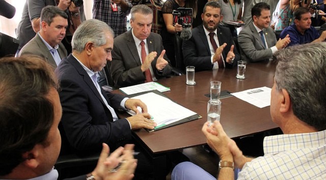 Governo de MS reduz alíquota de imposto para atrair companhias aéreas Governador Azambuja assinando o decreto do ICMS para atrair empresas aéreas — Foto: Governo do Estado/Divulgação