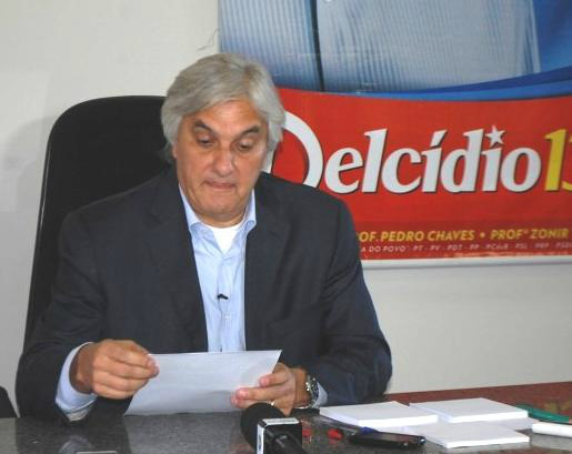 Delcídio pede desfiliação do PT Carta ao diretório do PT no Mato Grosso do Sul solicitando sua desfiliação do partido