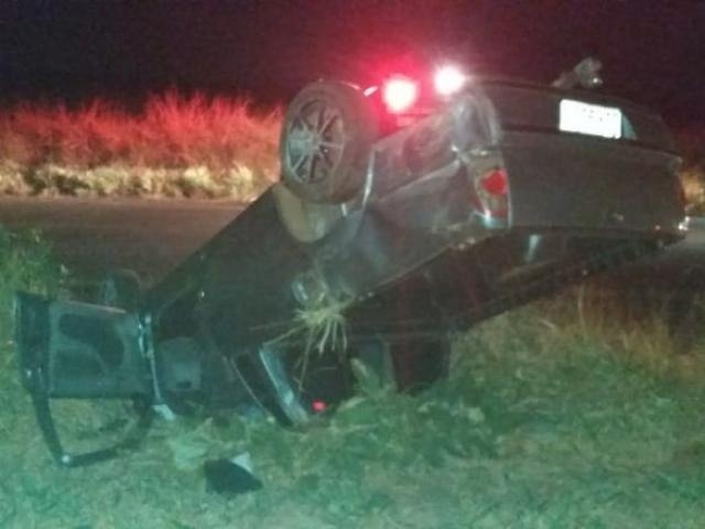 Motorista perde controle de direção de carro e capota na MS-134 Carro capotou e parou às margens da rodovia. (Foto: Divulgação/Corpo de Bombeiros)