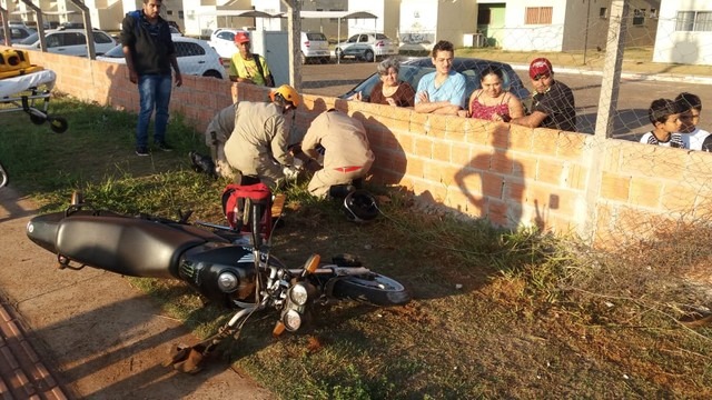 Jovem quebra pulsos e bate cabeça após perder controle de moto e colidir com muro em Campo Grande Bombeiros atendem motociclista que colidiu veículo com muro na manhã desta quinta-feira em Campo Grande — Foto: José Aparecido/TV Morena