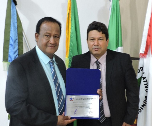 Vice-prefeito Luiz Meira recebendo titulo Cidadão Bandeirantense,  outorgado pelo Vereador Jair Pereira Alves. Foto Assessoria de Comunicação