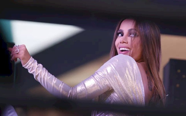Anitta comemora vacina contra o Covid no Brasil e promete "festival em casa" Anitta comemora vacina contra o Covid no Brasil e promete "festival em casa"