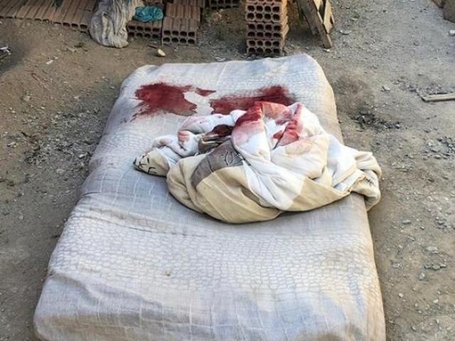 Atirador invade casa e executa jovem de 22 anos na frente da mãe Atirador invade casa e executa jovem de 22 anos na frente da mãe