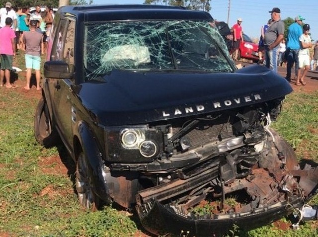 Colisão entre carro de passeio e Land Rover deixa um morto e mulher ferida Colisão entre carro de passeio e Land Rover deixa um morto e mulher ferida