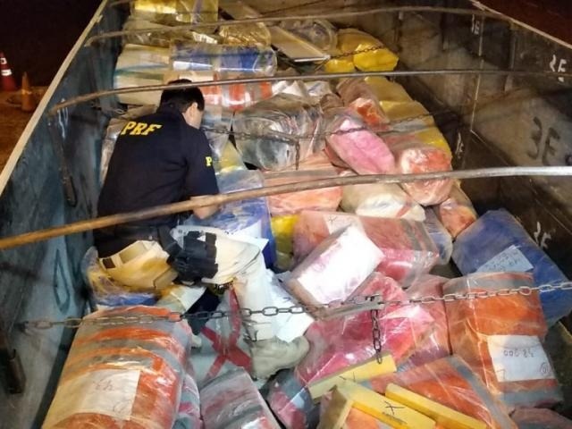 Em bloqueio, PRF faz maior flagrante do ano, 7,3 toneladas de maconha Policial fiscaliza fardos de maconha encontrados em carreta. (Foto: Adilson Domingos)