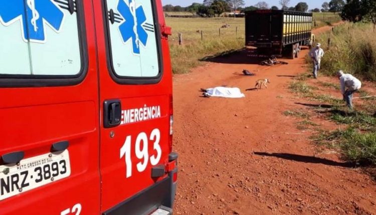 Caminhão boiadeiro passa por cima de moto e mata condutor Caminhão boiadeiro passa por cima de moto e mata condutor