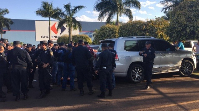Criminosos usaram pistola e fuzil 7.62 para executar ex-policial na fronteira Policiais em frente ao shopping, em Pedro Juan Caballero, minutos depois de o crime acontecer(Foto: Direto das Ruas)