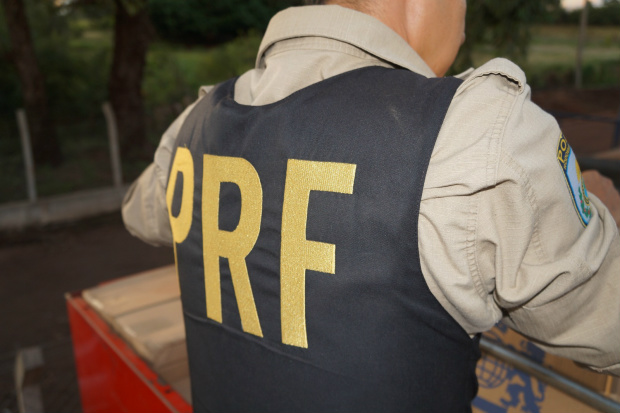 PRF apreende carreta de cigarros PRF apreende carreta de cigarros