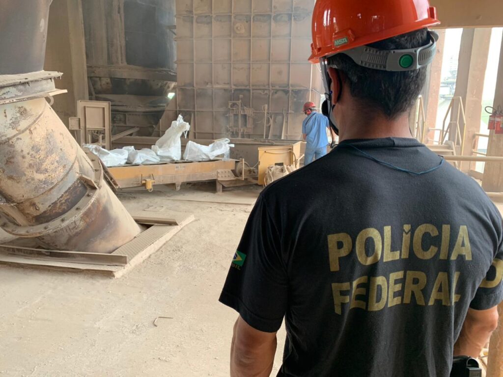 PF incinera 5,5 toneladas de drogas apreendidas no Porto de Santos PF incinera 5,5 toneladas de drogas apreendidas no Porto de Santos