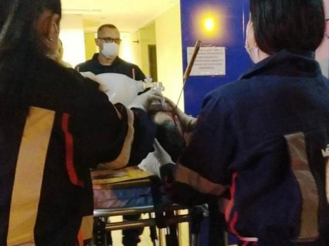 Momento em que Moisés era socorrido pelo Samu com a faca cravada na cabeça (Foto: Sidnei Bronka/Ligado na Notícia)