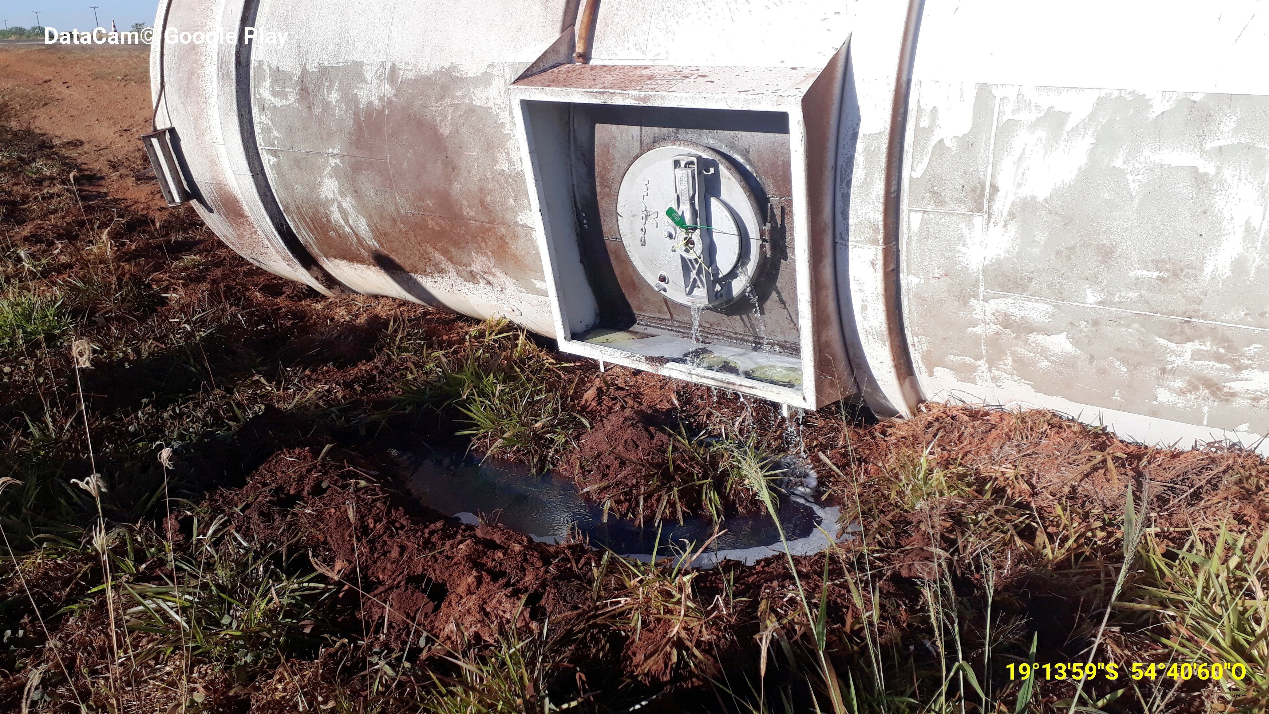 Polícia Militar Ambiental, autua empresa paulista em R$ 75 mil por derramamento de 26 mil litros de diesel contaminando o solo Polícia Militar Ambiental, autua empresa paulista em R$ 75 mil por derramamento de 26 mil litros de diesel contaminando o solo