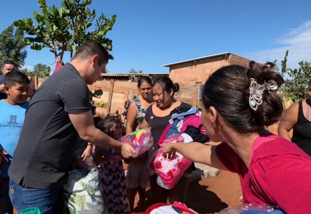 Otávio Trad entrega roupas arrecadadas em ação social a famílias do assentamento Pequi