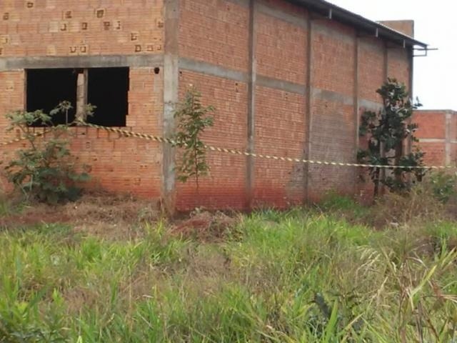 Construção em área da reforma agrária em Nova Alvorada do Sul, interditada por ordem judicial (Foto: Correio do MS)