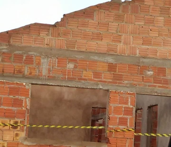 Juiz manda interditar 120 casas construídas em área da reforma agrária