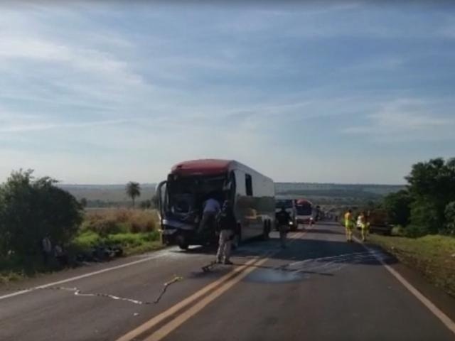 Acidente entre ônibus e caminhão na BR-163 deixa quatro feridos Ônibus ficou com a frente destruída após o acidente (Foto: Divulgação/ PRF)